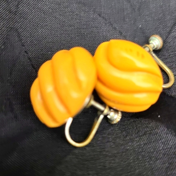Vintage Small Honey-colored Bakelite Earrings - Picture 2 of 8